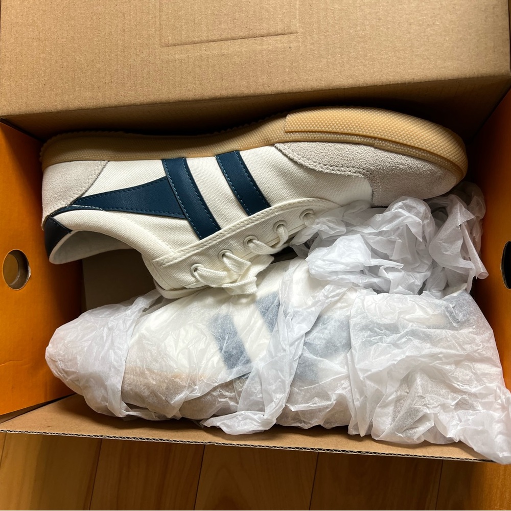 Women’s Gola Badminton sneaker